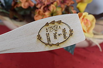 Príbory, varešky, pomôcky - Drevená vareška gravírovaná vypaľovaná darček svadobčanom 21 - 16344897_