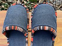 Ponožky, pančuchy, obuv - Tmavomodré papuče s pasikovym lemom - 16351178_