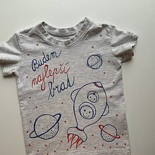 Detské oblečenie - Maľované tričko s nápisom “Bude zo mňa veľký brat” ( (Svetlosivé s vesmírnym motívom v. 110)) - 16350044_