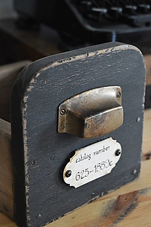 Nábytok - Vintage zásuvka so štítkom a kovovou úchytkou - 16350236_