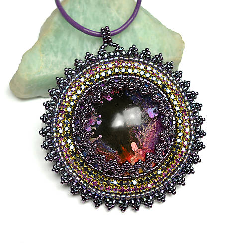 Náhrdelníky - Arrecife, živicový prívesok, korálková výšivka, korálkovanie - 16351915_