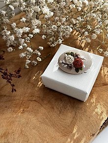 Brošne - Brošňa s vyšívanými kvetmi (Brošňa oranžová a krémová ruža 35x25mm) - 16352217_