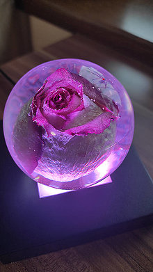 Svietidlá - Noční lampa ze živice s živým květem Růže, vysušeným v silikagelu - 16356554_