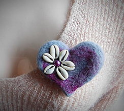 Brošne - brošňa plstené levanduľové srdce romantic kvietok z mušlí - 16358254_