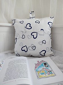 Úžitkový textil - Vankúš na čítanie alebo plyšové hračky  (modré srdcia na bielej) - 16358556_