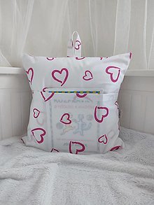 Úžitkový textil - Vankúš na čítanie alebo plyšové hračky  (ružové srdcia na bielej) - 16358565_