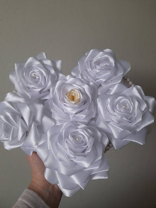 Dekorácie - Biele satenove ruže - 16359052_