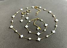 Sady šperkov - Set - perleťové štvorlístky v kombinácii so zlatou retiazkou z chirurgickej ocele - choker + náramok + náušnice - 16363216_