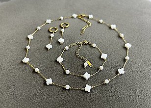 Sady šperkov - Set - perleťové štvorlístky v kombinácii so zlatou retiazkou z chirurgickej ocele - choker + náramok + náušnice - 16363216_