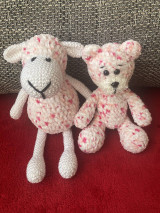 Kamaráti macko a ovečka v ružovom
