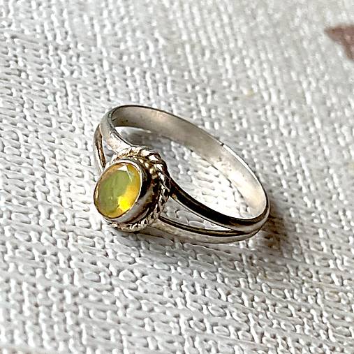 ZĽAVA 30% Ethiopian Opal Ring Ag925 / Jemný strieborný prsteň s etiópskym opálom E018