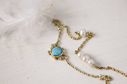Zlatý náhrdelník s larimarom a bielymi perlami - Bokeh Gold Lari Pearl Dove