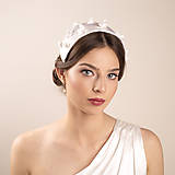 Ozdoby do vlasov - Svadobný klobúčik s hodvábnymi saténovými kvietkami, hodvábna čelenka v bielej - 16370394_