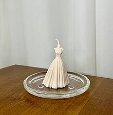Sviečky - Dekoračná sviečka - svadobné šaty zo sójového vosku - 16367297_
