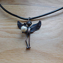 Náhrdelníky - Měděný andílek s říční perlou - 16369626_