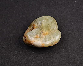 Minerály - Granát zelený e648 - 16372835_