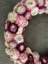 Dekorácie - Veniec zo sušených kvetov (Slamienkový purple) - 16372552_