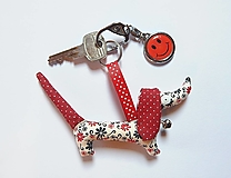 Kľúčenky - Prívesok na kľúče - jazvečík, drobné červeno/čierne kvietky - 16371864_