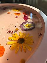 Nábytok - Príručný ružový stolík “Pastelová krása” - 16371068_