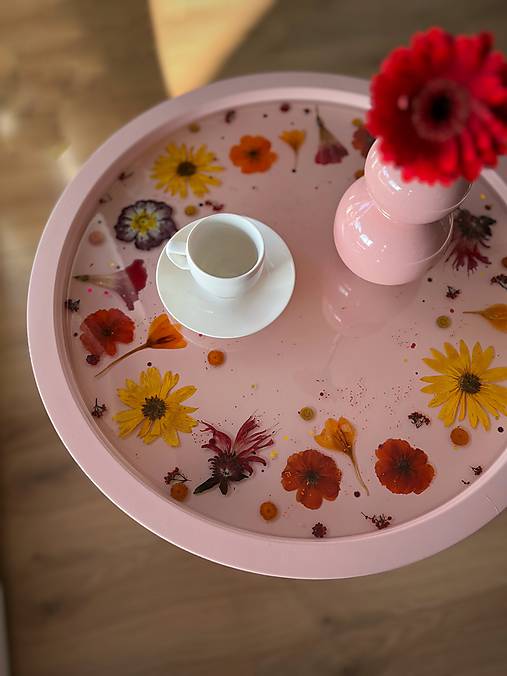 Príručný ružový stolík “Pastelová krása”