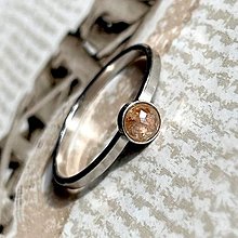 Prstene - Champagne Diamond Tiny AG925 Ring / Jemný strieborný ródiovaný prsteň s béžovým diamantom E019 - 16376389_