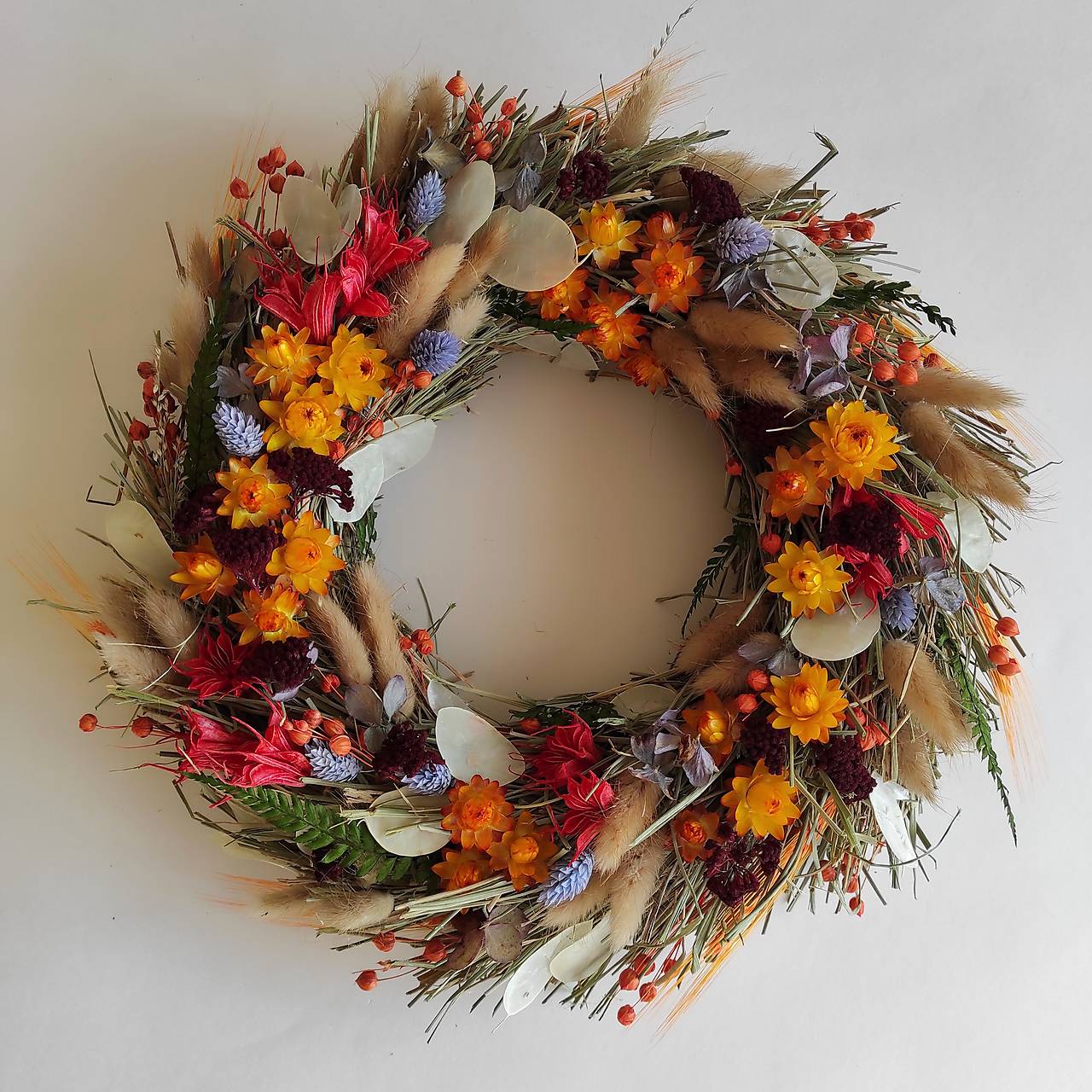 Pestrý veniec zo sušených kvietkov oranžovo žltej farbe