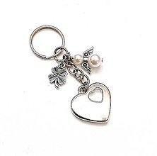 Kľúčenky - Kľúčenka "srdce" s perličkovým anjelikom (biela) - 16377499_