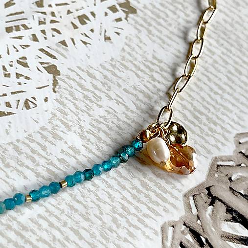 Tiny Apatite Charms Necklace / Jemný náhrdelník apatit, prívesky E020