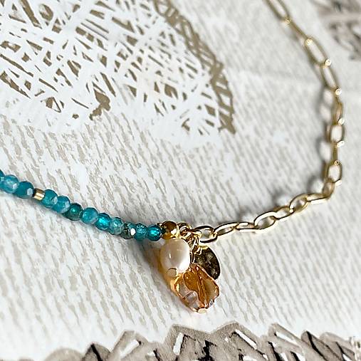 Tiny Apatite Charms Necklace / Jemný náhrdelník apatit, prívesky E020