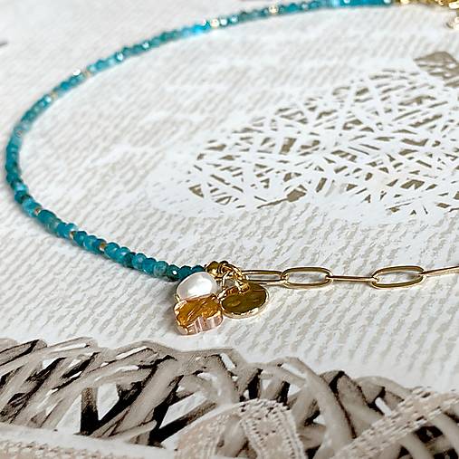 Tiny Apatite Charms Necklace / Jemný náhrdelník apatit, prívesky E020