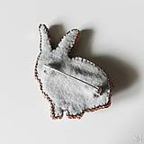 Brošne - Handmade šitá korálková brošňa zajac - 16380622_