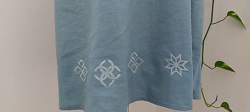 Vyšívané ľanové šaty so slovanskými symbolmi
