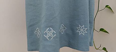 Šaty - Vyšívané ľanové šaty so slovanskými symbolmi - 16382693_