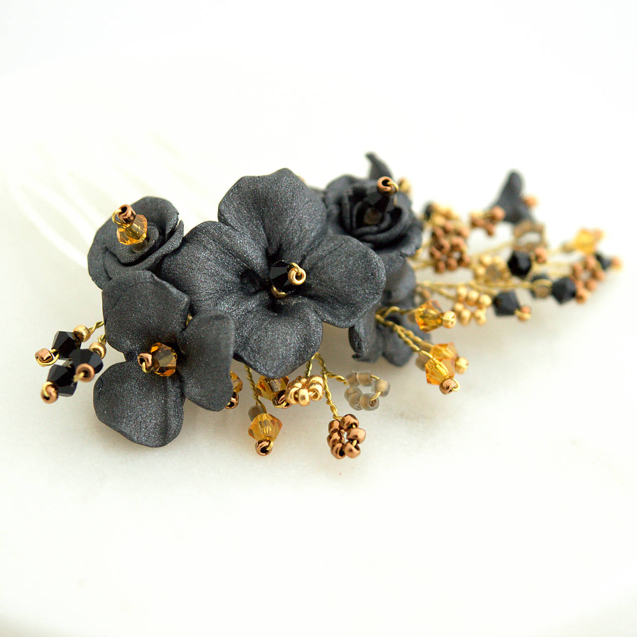 Kvietkovaný hrebienok na zlatej lúke