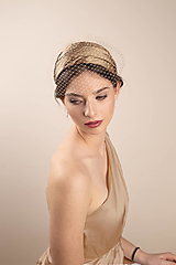 Ozdoby do vlasov - Zlatobéžový klobúčik s drapovaným hodvábom inšpirovaný vintage klobúčikom, Old Hollywood štýl - 16385474_
