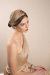 Ozdoby do vlasov - Zlatobéžový klobúčik s drapovaným hodvábom inšpirovaný vintage klobúčikom, Old Hollywood štýl - 16385475_