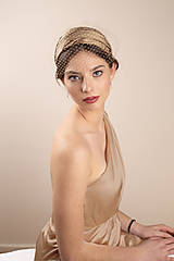 Ozdoby do vlasov - Zlatobéžový klobúčik s drapovaným hodvábom inšpirovaný vintage klobúčikom, Old Hollywood štýl - 16385476_