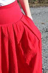 Sukne - Dlhá červená sukňa s vyšívanými kvetmi - 16386113_