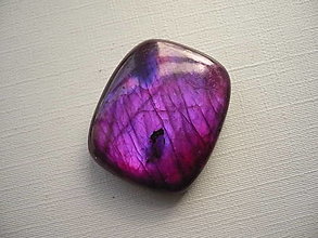 Minerály - Kabošon - labradorit fialový 28 mm, č.19f - 16388915_