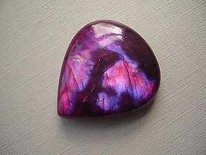 Minerály - Kabošon - labradorit fialový 32 mm, č.20f - 16388919_