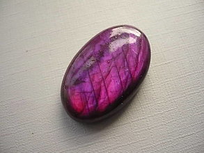 Minerály - Kabošon - labradorit fialový 31 mm, č.26f - 16388943_