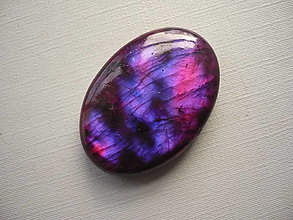 Minerály - Kabošon - labradorit fialový 33 mm, č.33f - 16388979_