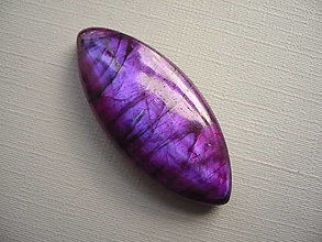 Minerály - Kabošon - labradorit fialový 39 mm, č.37f - 16388995_