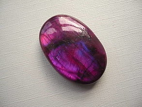 Minerály - Kabošon - labradorit fialový 31 mm, č.39f - 16389037_