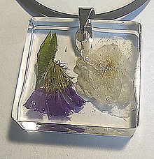 Náhrdelníky - Přívěsek na krk s živým květem trvale uchovaným v živici - 16387157_