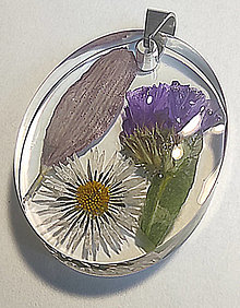Náhrdelníky - Přívěsek na krk s živým květem trvale uchovaným v živici - 16387168_