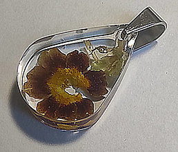 Náhrdelníky - Přívěsek na krk s živým květem trvale uchovaným v živici - 16387176_