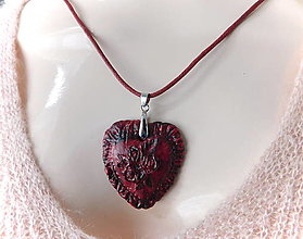 Náhrdelníky - bordový náhrdelník srdce s ružičkami / -20% - 16390365_
