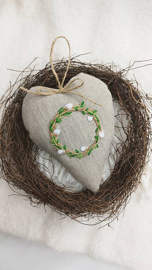 Dekorácie - Jarné srdiečko (veniec z bahniatok) - 16390995_