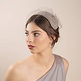Ozdoby do vlasov - Vlnený spoločenský klobúčik so sieťkovým závojom, šedohnedá farba so striebornou niťou - 16393070_